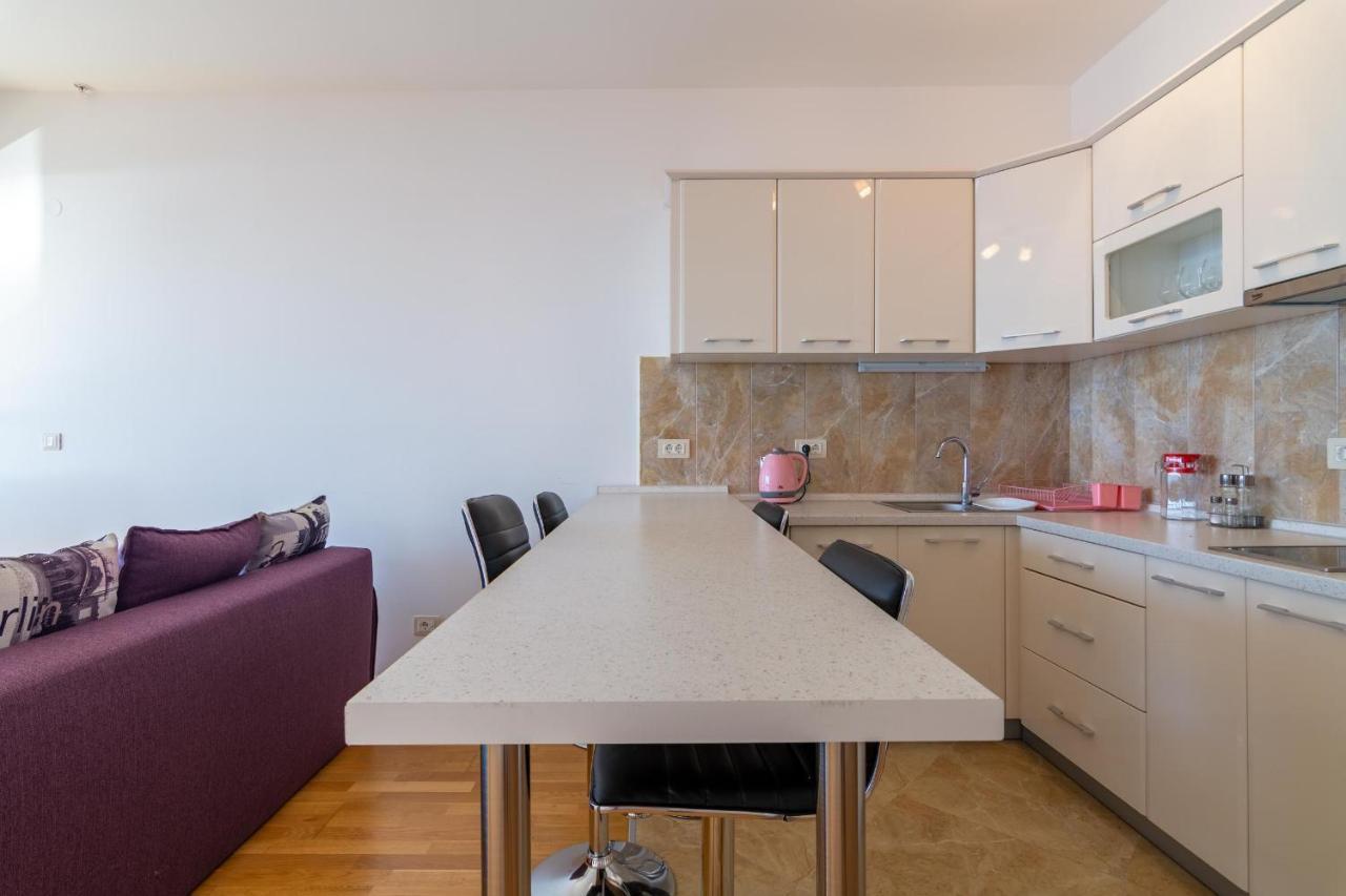 H704 Apartment *