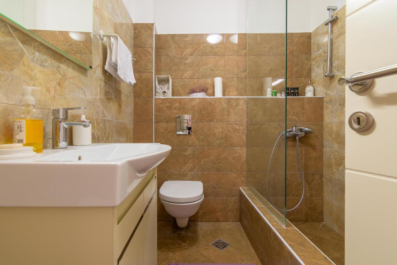 Apartment H704