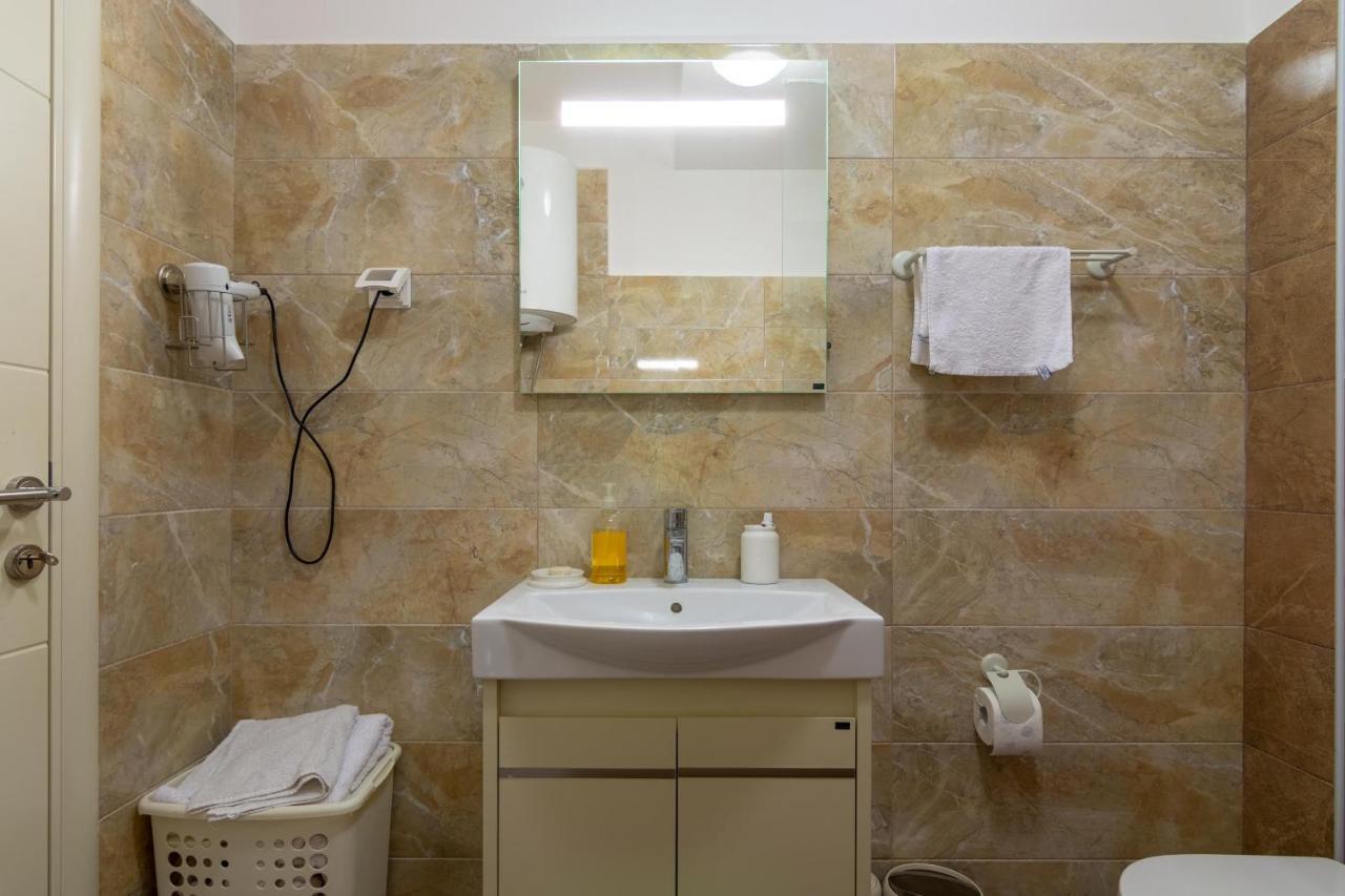 Apartment H704 *