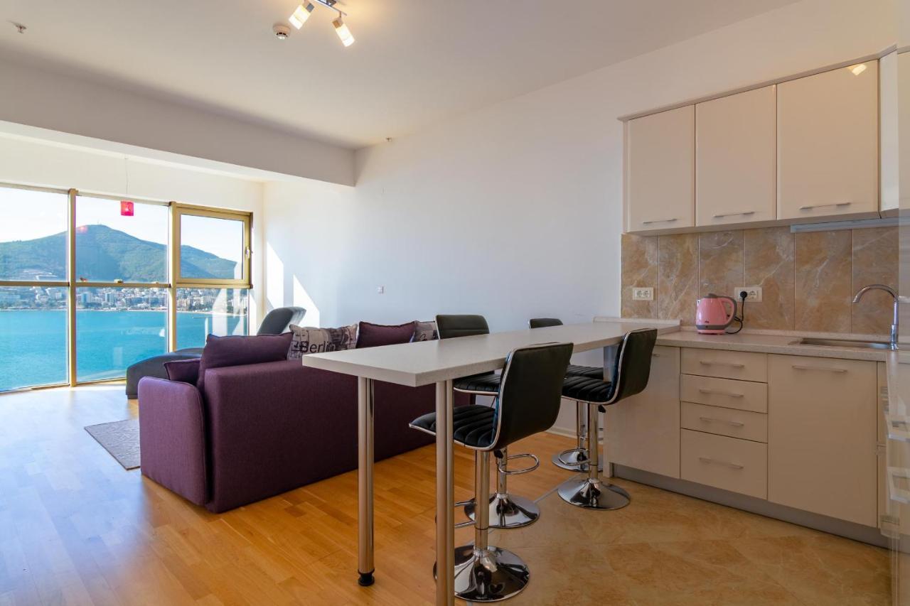 Apartment H704