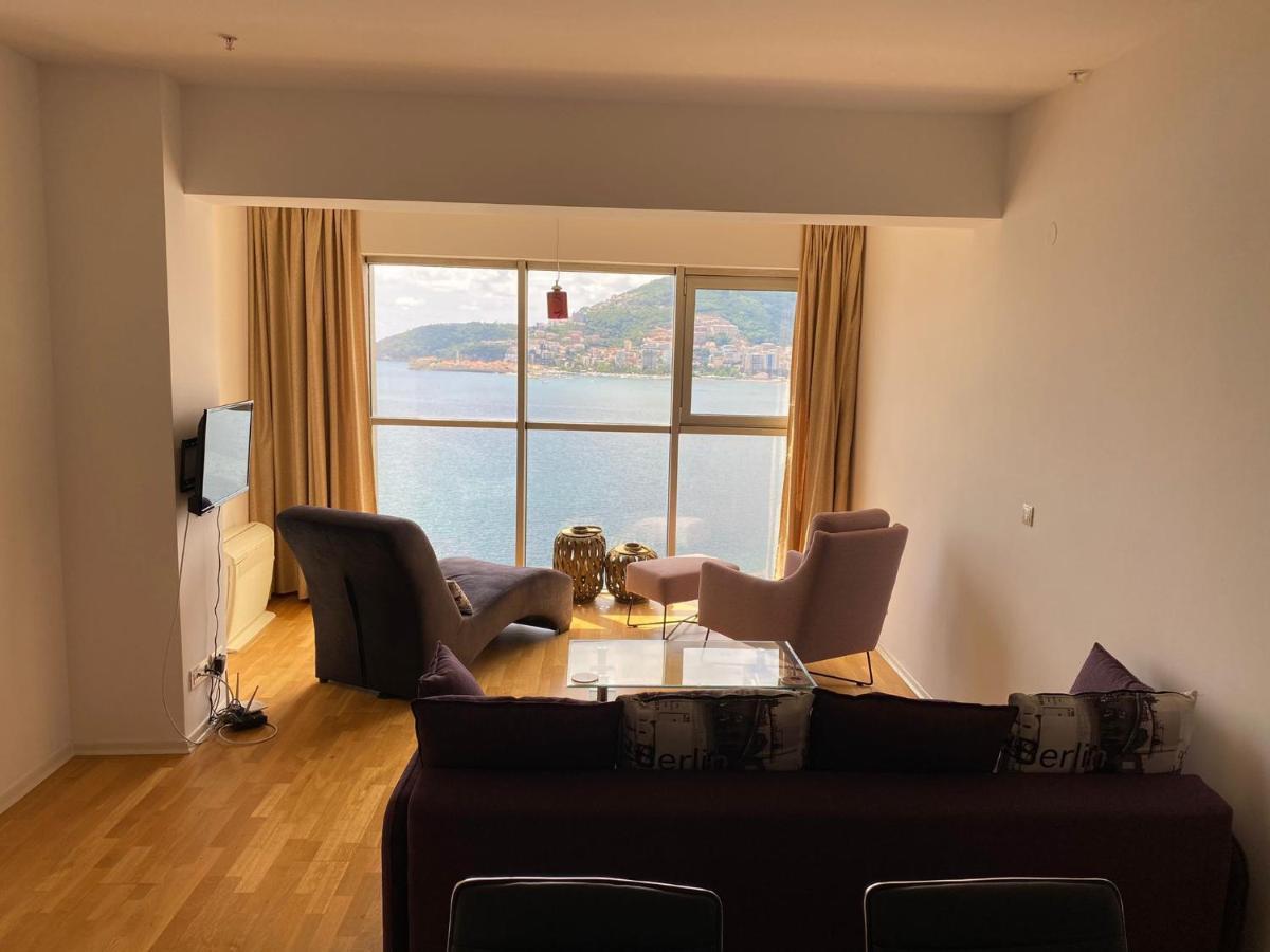 Apartment H704